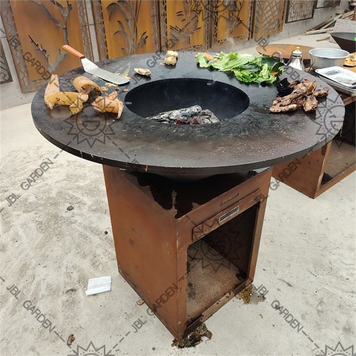 Musta värvi ümmargune Corteni grill
