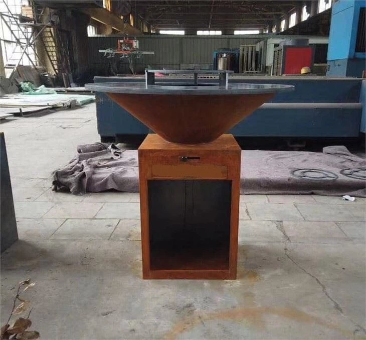 Suur roostes Corteni metallist BBQ-grill