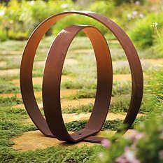 Roostes metallist sõrmuse skulptuur