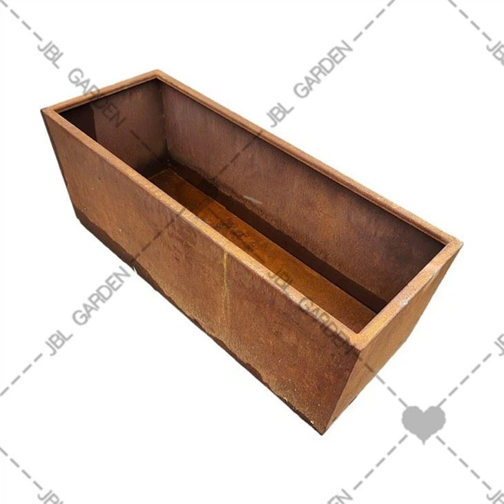 Kõrge istutuskast õues