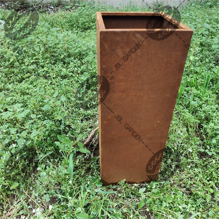 Puit ja tsingitud istutuskast