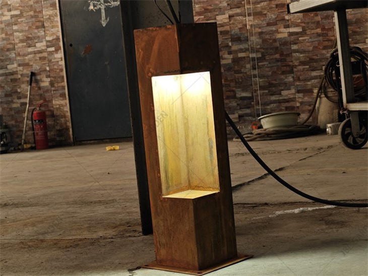 STYLE OUTDOOR FLOOR LAMP