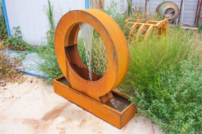 Metallist roostes terasest purskkaevud